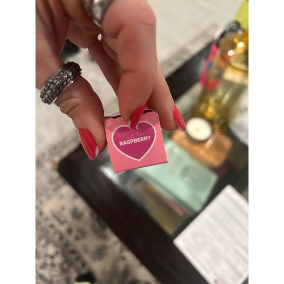 Too faced, kissing jelly hydrating juicy lip oil gloss in raspberry BNIB - Picture 8 of 9